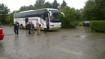 Maaseuturetki bussilla ja vettä satoi.