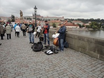 Kaarlensilta on vanhin Prahan Vltava-joen silloista. Rakennettu 1300 luvulla. Kuvassa muusikoita soittamassa. 